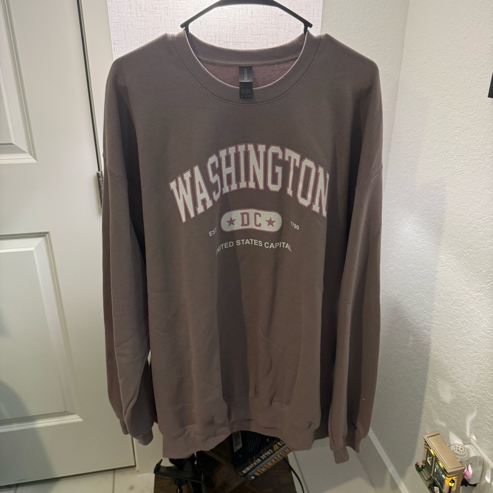 Gildan Washington DC Crewneck Sweatshirt l